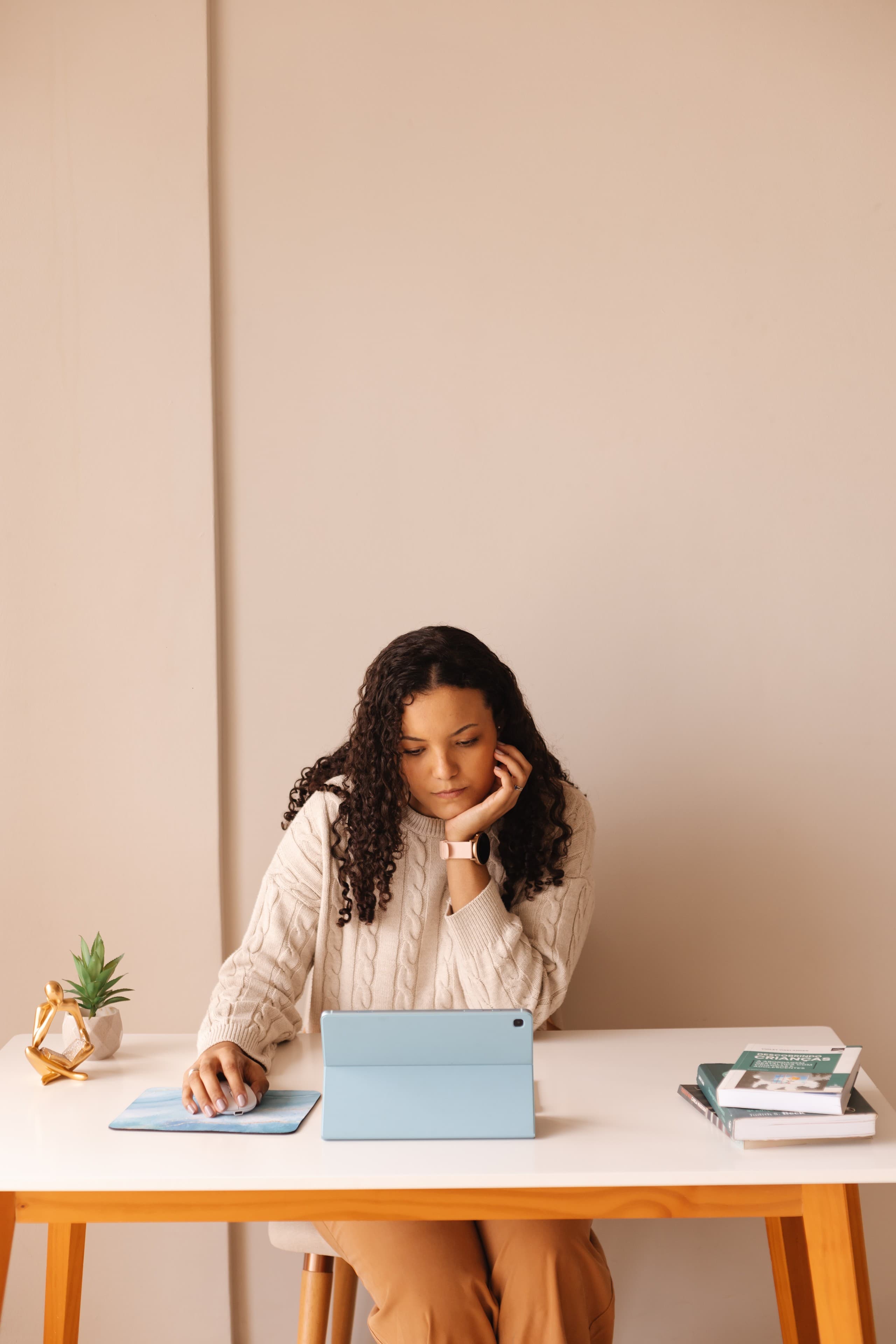 Jade em atendimento na mesa
